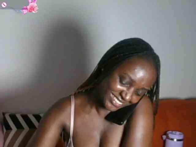 Model: PetiteAsshley