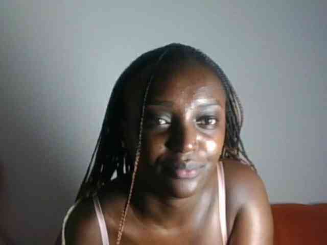 Model: PetiteAsshley