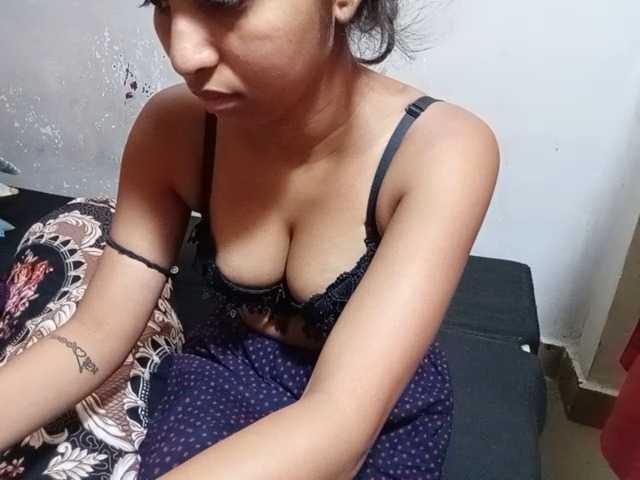 le modèle TaraVij est en webcam porno dans un show sur le site bongacams, il possède les tags suivants: Indian,Brunette,Shaved