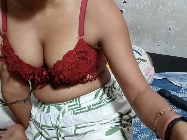 TaraVij — live female cam