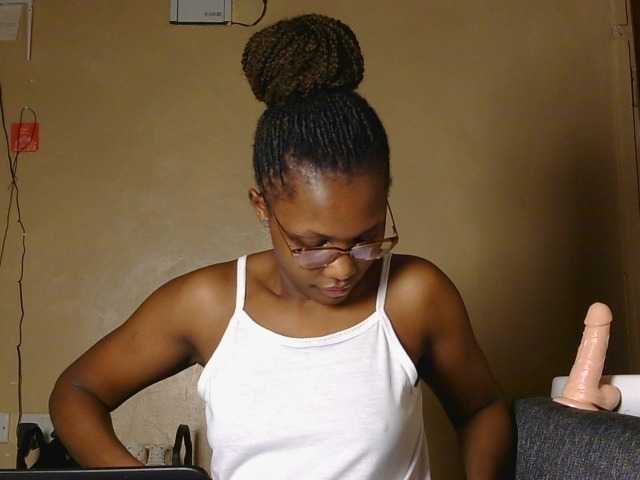 cutieglo live cam on BongaCams