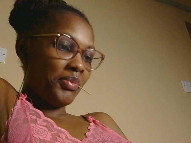 cutieglo live cam on BongaCams