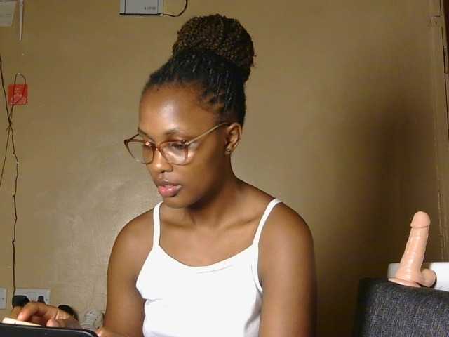 cutieglo live cam on BongaCams