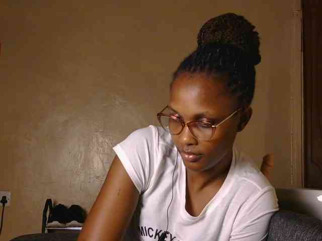 cutieglo Live Webcam on BongaCams