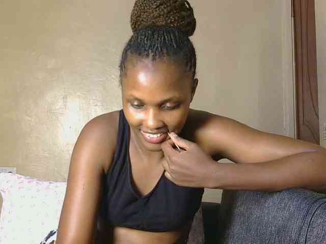 cutieglo Live Webcam on BongaCams