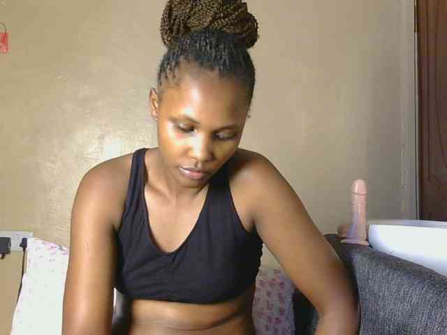 cutieglo Live Webcam on BongaCams