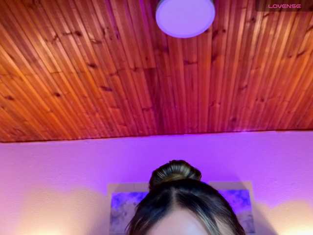VictoriaHils live cam preview