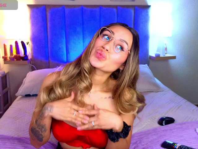 VictoriaHils's BongaCams show and profile