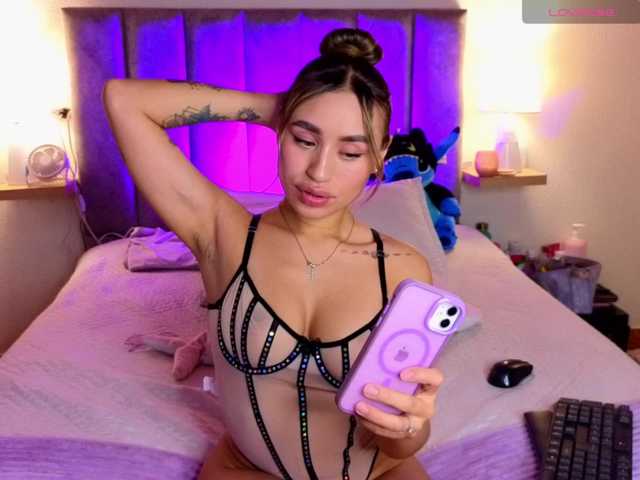 VictoriaHils live cam preview