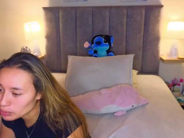 VictoriaHils live cam preview