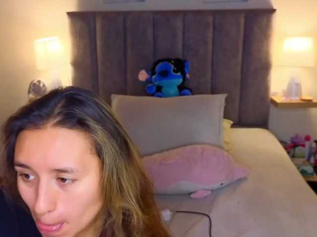 VictoriaHils live cam preview