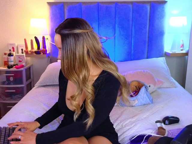 VictoriaHils's BongaCams show and profile