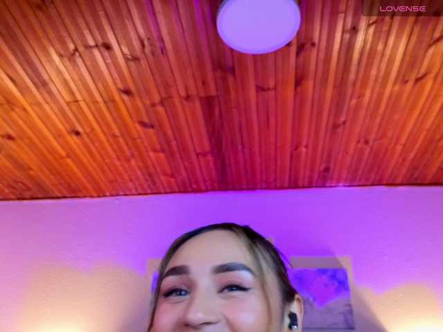 VictoriaHils live cam preview