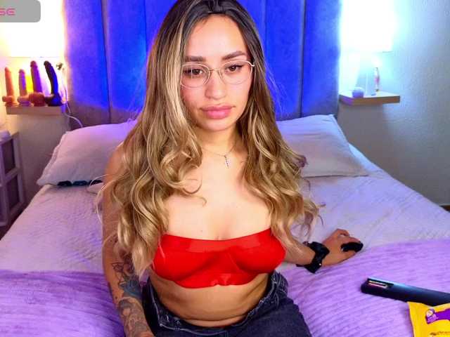 VictoriaHils's BongaCams show and profile