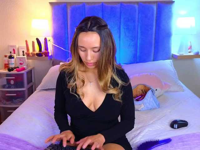 VictoriaHils's BongaCams show and profile