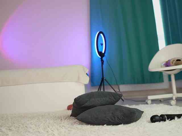 webcam strip Anni-gold