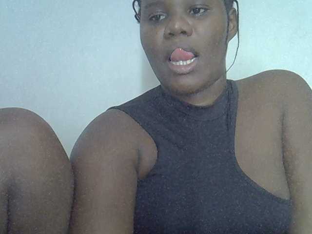 Smilingpussy webcam bongacams model stream image