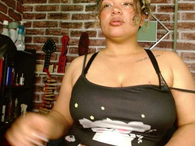 Leidy12 live cam on BongaCams