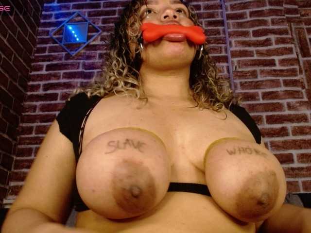 Leidy12 live cam on BongaCams