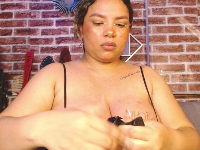Leidy12 live cam on BongaCams