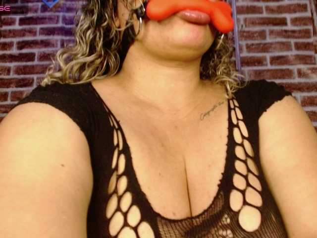 Leidy12 live cam on BongaCams