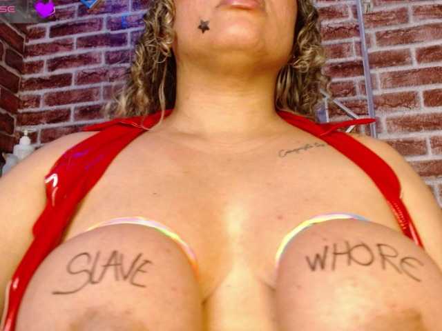 Leidy12 live cam on BongaCams