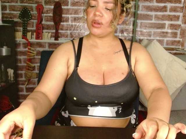 Leidy12 live cam on BongaCams