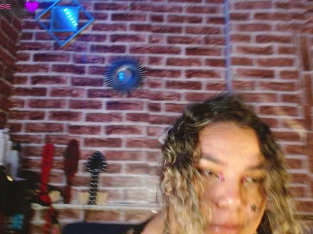 Leidy12 live cam on BongaCams