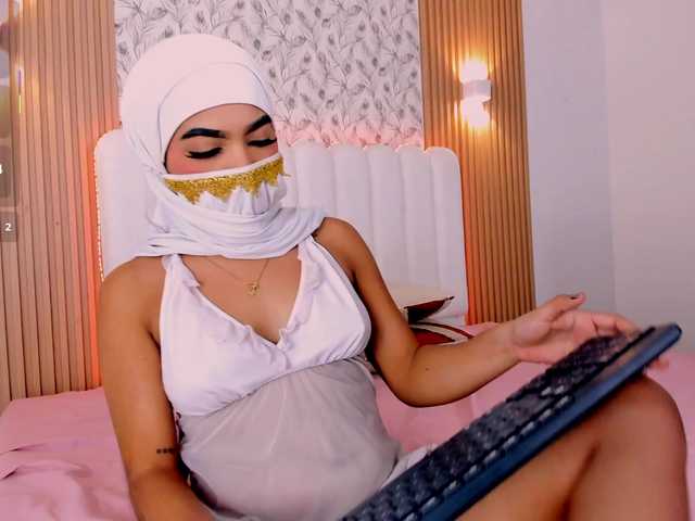 le modèle allyson-nahid est en webcam porno dans un show sur le site bongacams, il possède les tags suivants: Arab,Brunette,Hairy