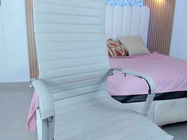 allyson-nahid's live room