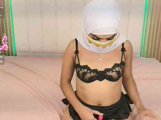 โมเดลนี้กำลังถ่ายทอดสดอยู่. allyson-nahid