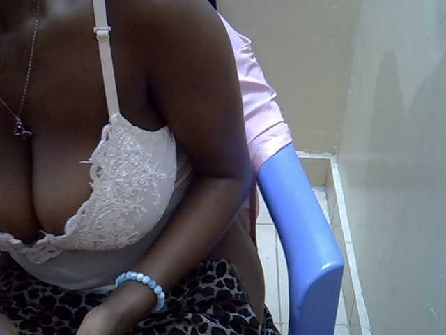 Prettymelvi live cam on BongaCams