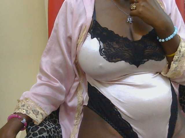 Prettymelvi live cam on BongaCams