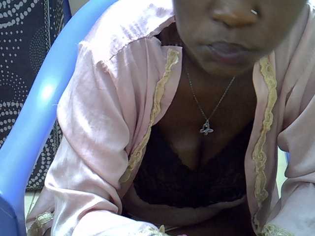 Prettymelvi live cam on BongaCams