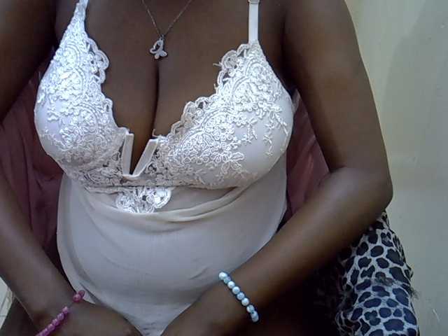 Prettymelvi live cam on BongaCams