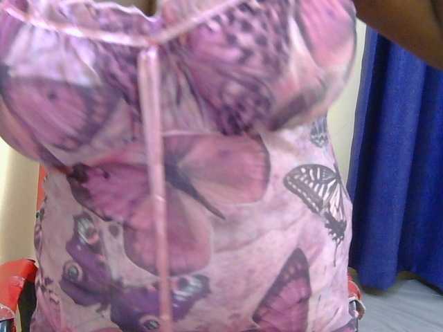 Prettymelvi live cam on BongaCams