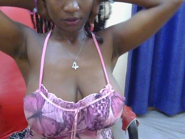 Prettymelvi live cam on BongaCams