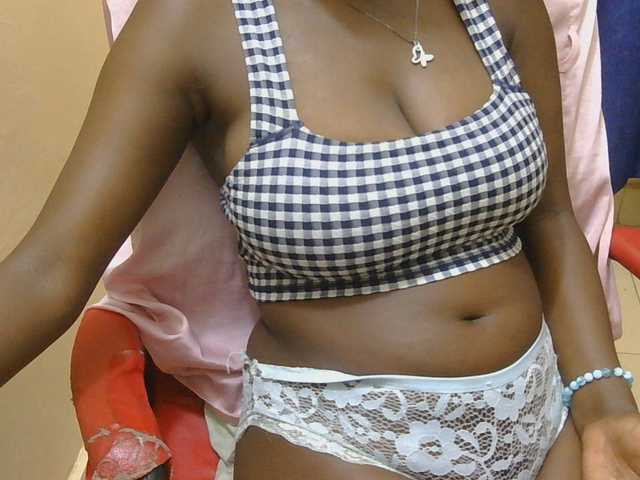 Prettymelvi live cam on BongaCams