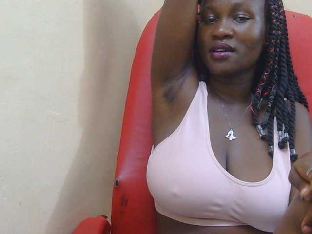 Prettymelvi live cam on BongaCams