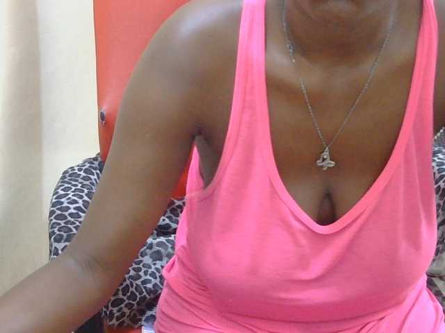 Prettymelvi live cam on BongaCams