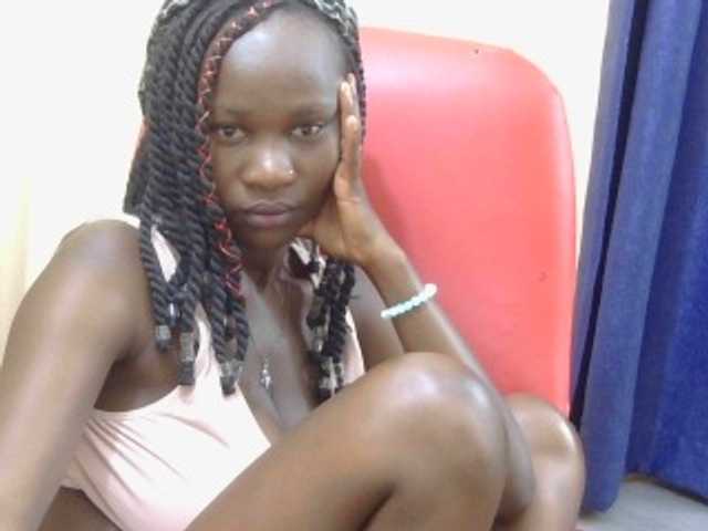 Prettymelvi live cam on BongaCams