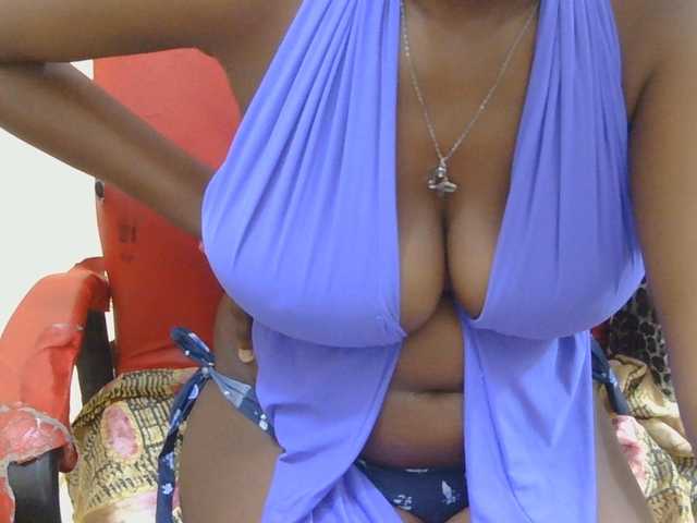 Prettymelvi live cam on BongaCams