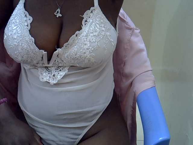 Prettymelvi live cam on BongaCams