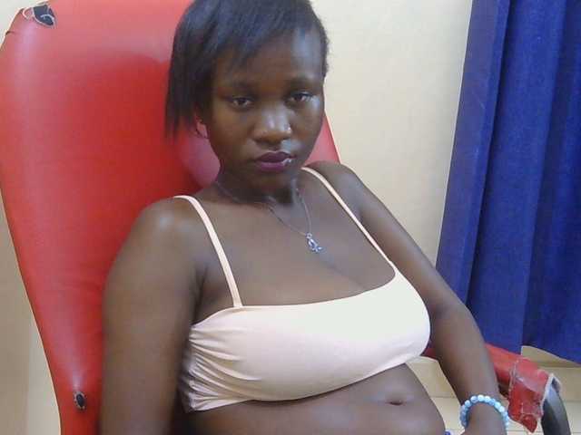 Prettymelvi live cam on BongaCams