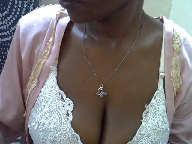 Prettymelvi live cam on BongaCams