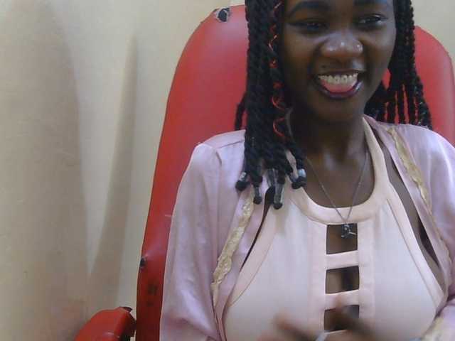 Prettymelvi live cam on BongaCams