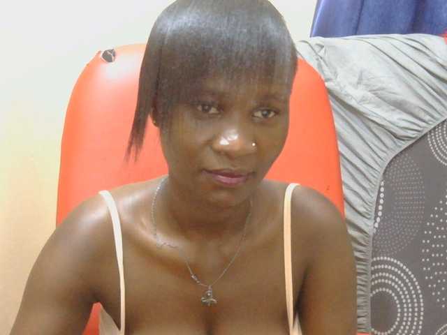 Prettymelvi live cam on BongaCams