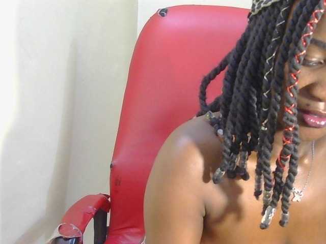 Prettymelvi live cam on BongaCams
