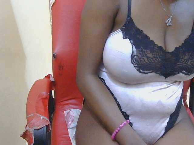 Prettymelvi live cam on BongaCams