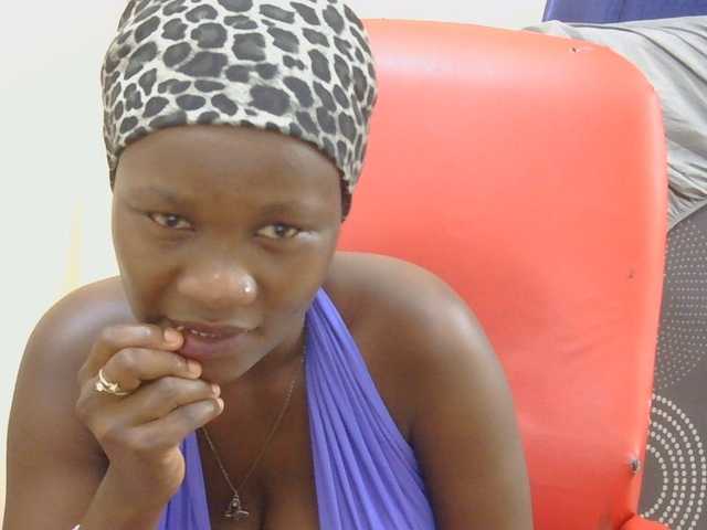 Prettymelvi live cam on BongaCams